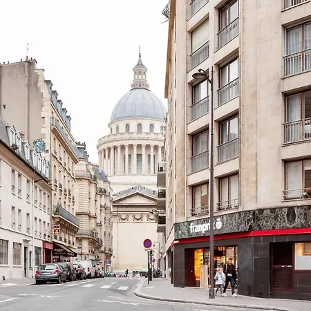 Spacious In Quartier Latin Apartment
